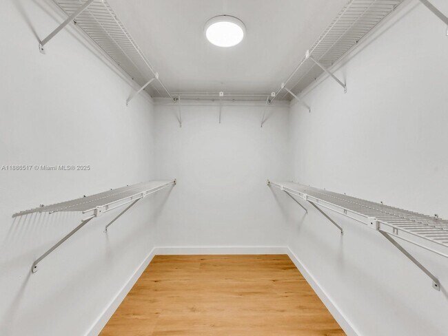 Building Photo - 520 Brickell Key Dr