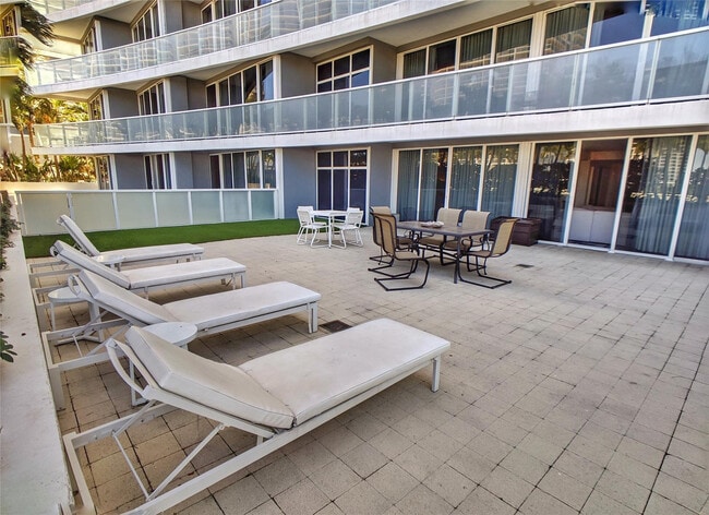 Building Photo - 3101 Bayshore Dr