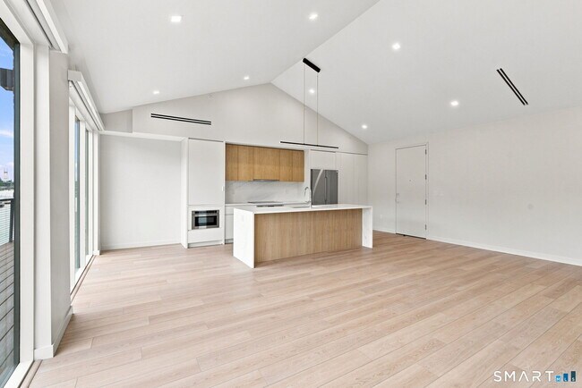 Building Photo - 253 Riverside Ave