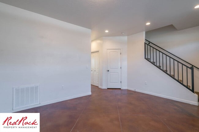 Building Photo - 3 Bedroom & 2.5 Bathroom & Dog Friendly!