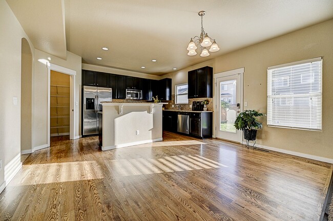 Building Photo - HUGE SIX (6!!!) BD HOME IN LORSON RANCH!