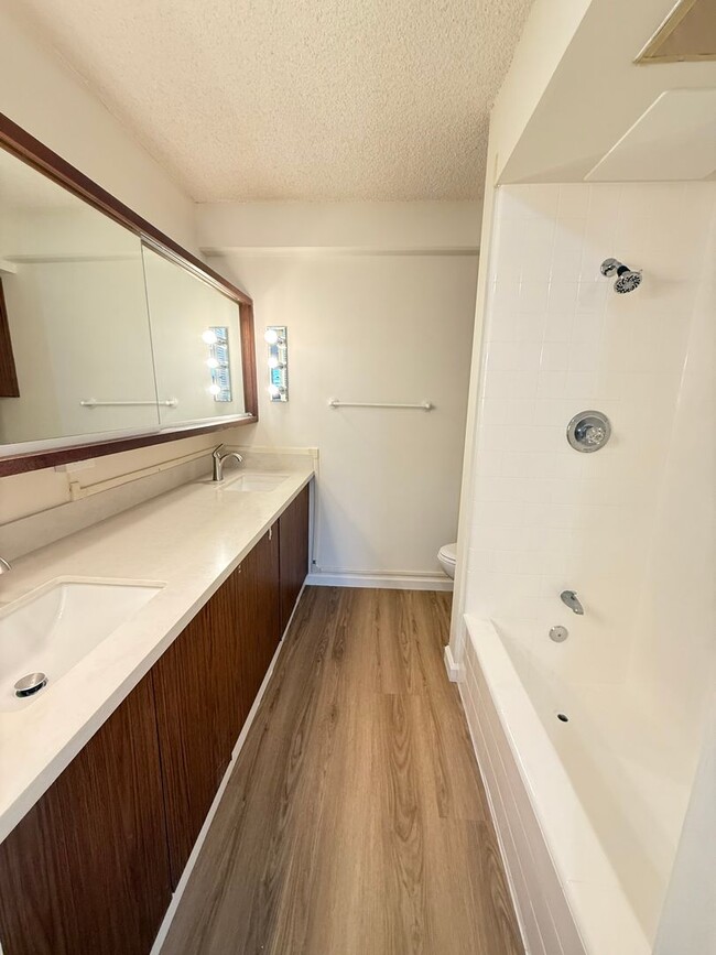 Building Photo - Renovated 1-bedroom unit available immedia...