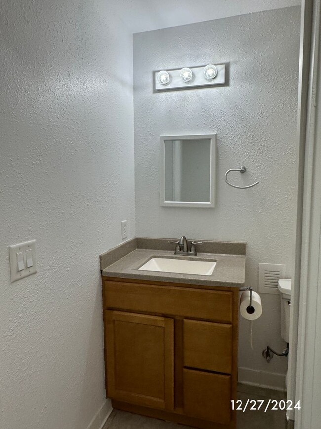 Building Photo - Studio apartment utilities included