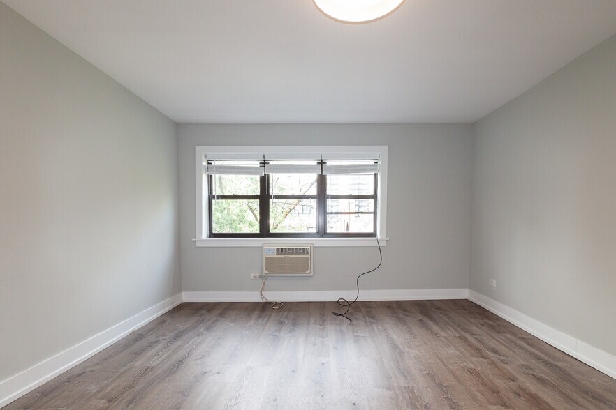 Building Photo - 454 W Barry Ave