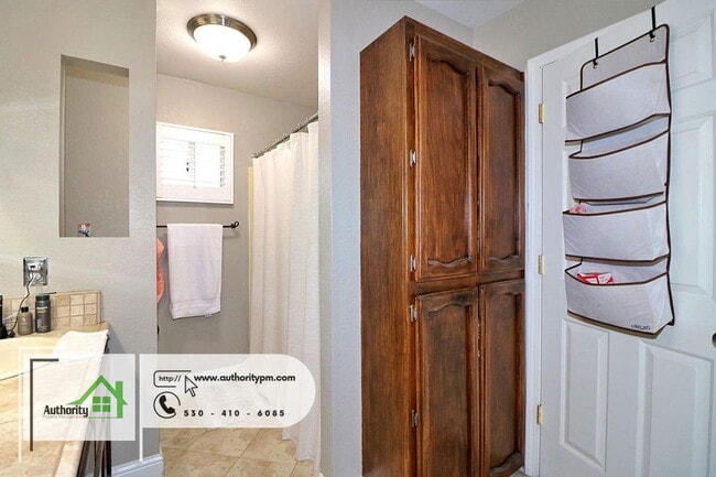 Building Photo - 705 Country Oak Dr