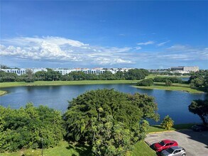 Building Photo - 9682 Fontainebleau Blvd