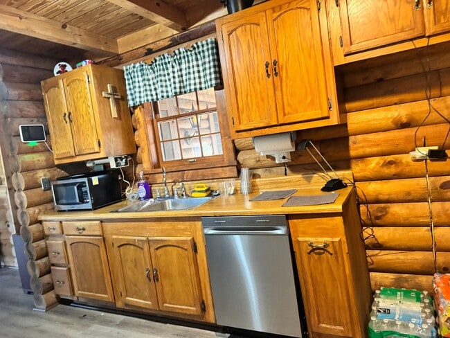 Building Photo - Log Cabin in Oconee on a 1.357 acre neighborhood wooded lot!