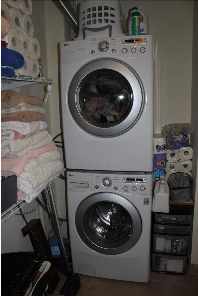 Building Photo - Brighton 1 Bed available now