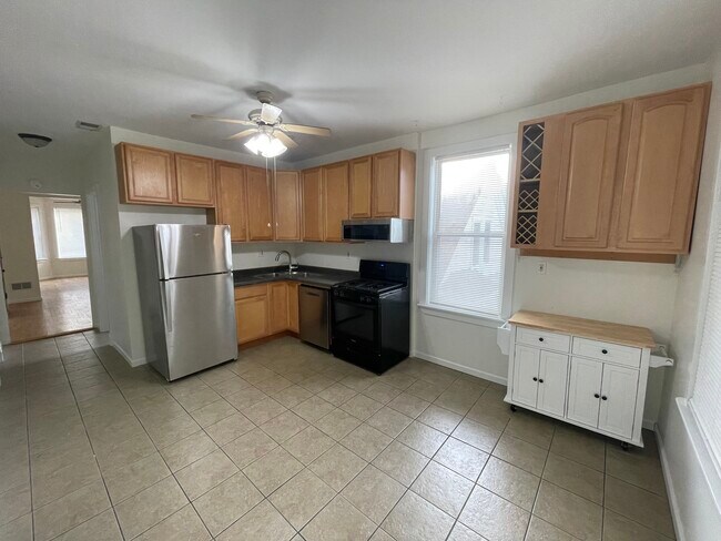 Building Photo - 4128 W Cornelia Ave