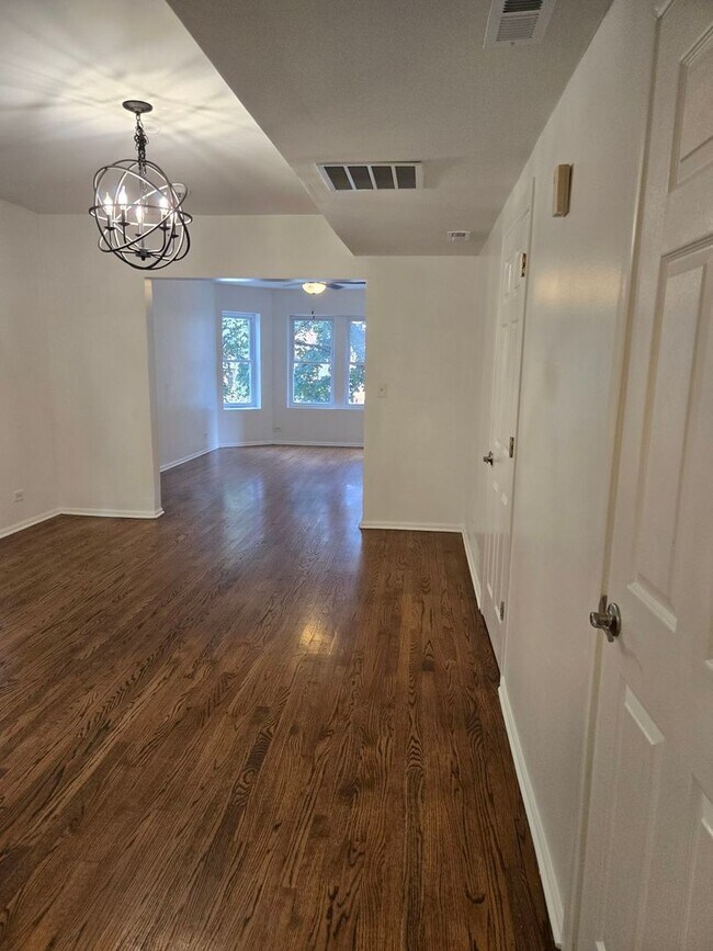 Building Photo - 6518 N Mozart St