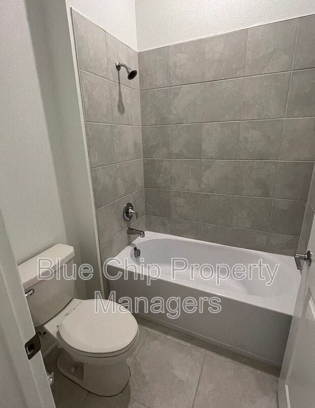 Building Photo - 3031 Country Side Dr