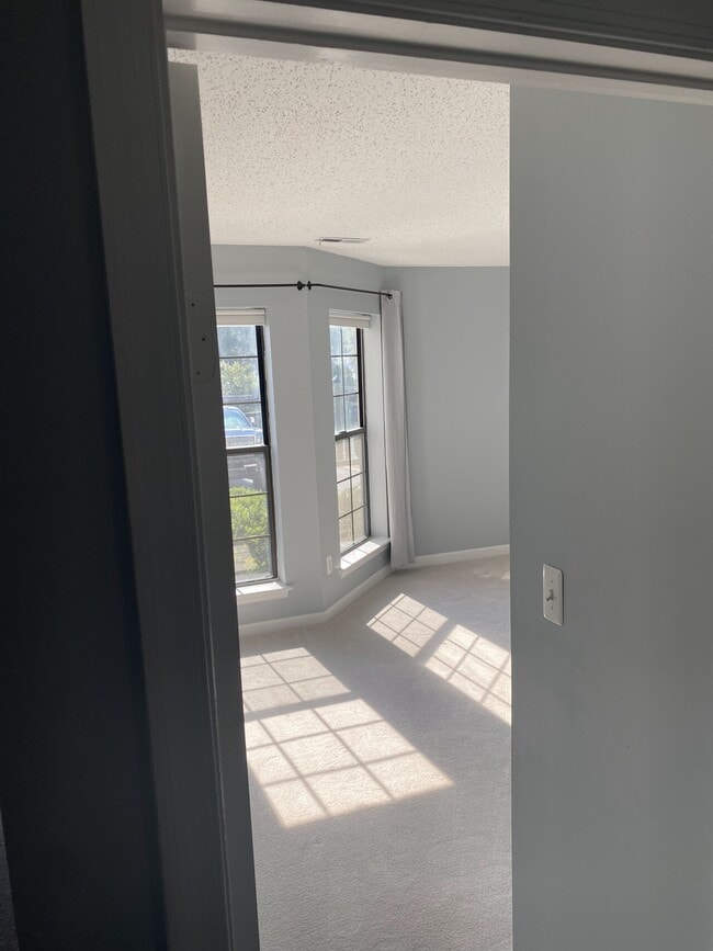 Building Photo - 423 Harbour Point