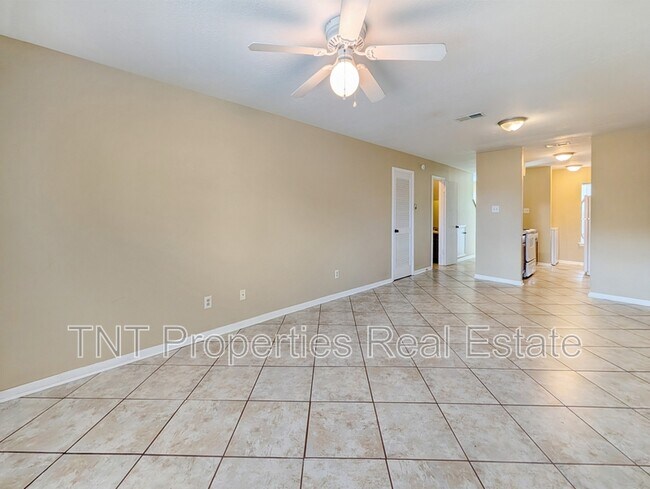 Building Photo - 1811 Woodsman Dr
