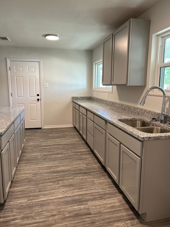 Building Photo - Beautiful Home on the Eastside!