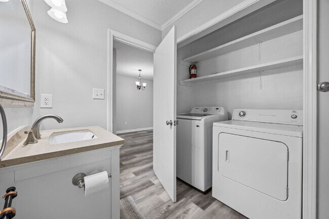 Building Photo - Charming 2-Bedroom Condo Near the Beach
