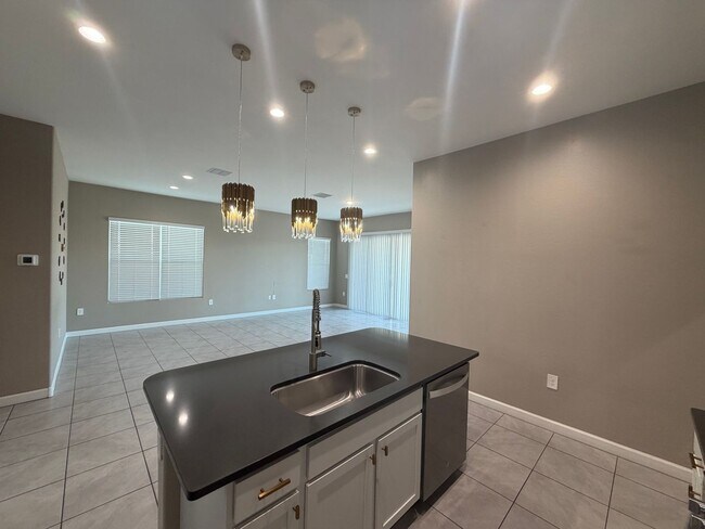 Building Photo - 40916 W Shaver Dr