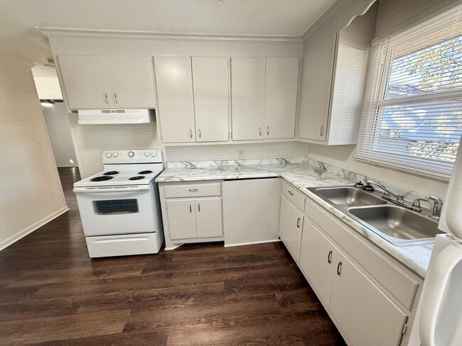 Building Photo - 2 Bedroom Madison Duplex w/ Fenced Yard $1300