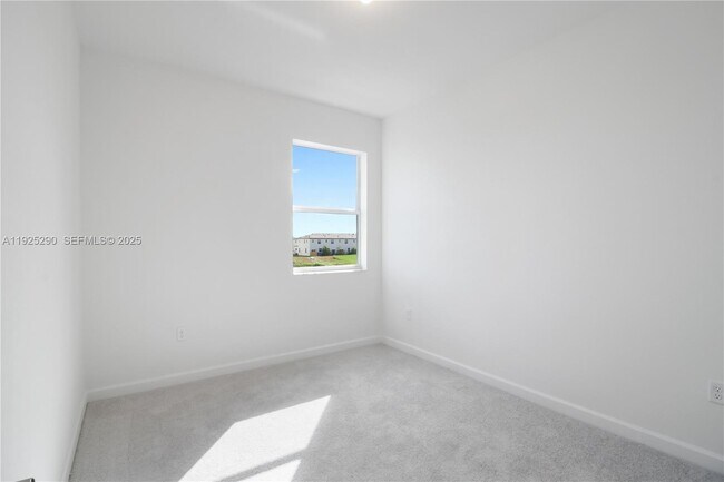 Building Photo - 2747 SE 25th Ave