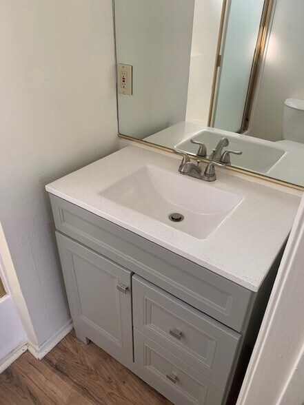 Building Photo - 147 S Ave 56