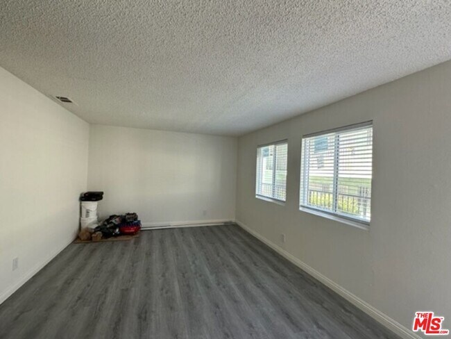 Building Photo - 4832 Rosewood Ave