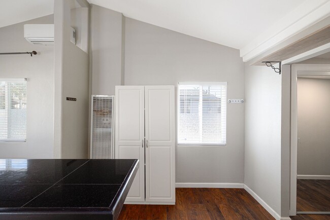 Building Photo - Beautifully Upgraded 2 Bedroom Starter Home!