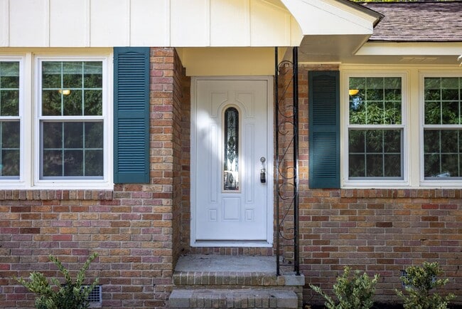 Building Photo - Welcome to this beautiful newly renovated 3-bedroom brick ranch!