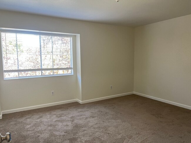 Building Photo - 2 bedroom/1.5 bath townhome with new kitch...