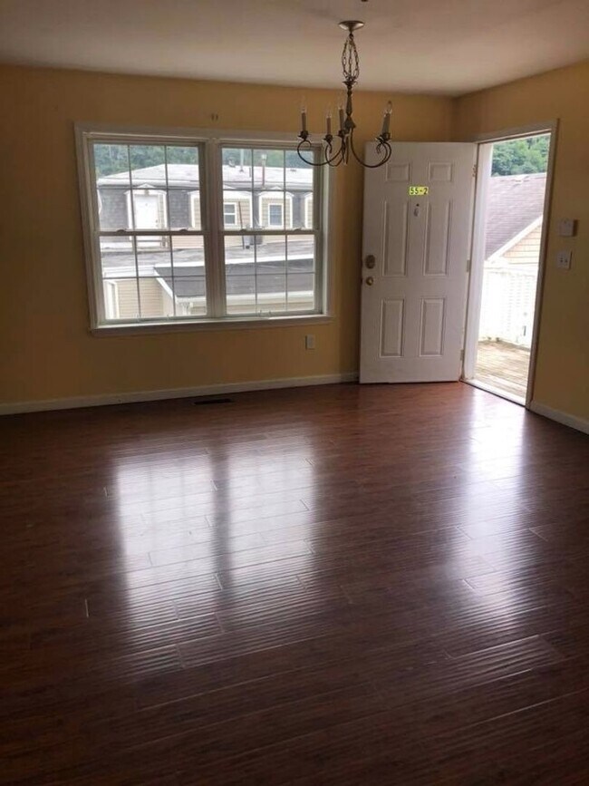 Building Photo - Huge 3 Bedroom 2 Bathroom Garden Apartment