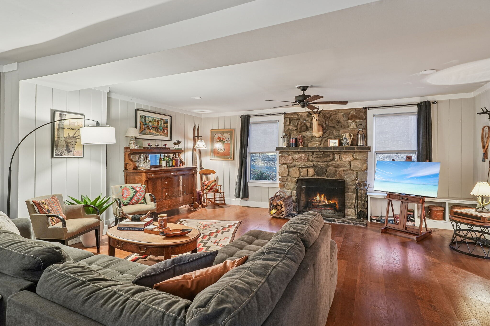 Building Photo - 916 E End Rd