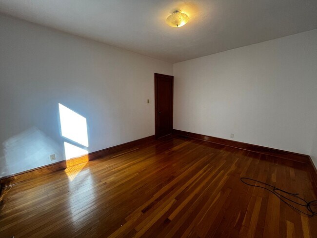 Building Photo - Charming 2-Bedroom First Floor Apartment i...