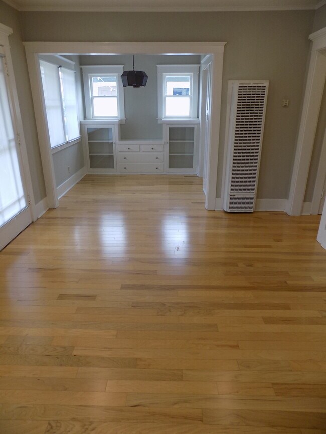 Building Photo - R0463