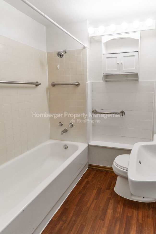 Building Photo - 2911 E Rowan Ave