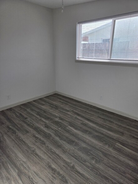 Building Photo - 5620 Salem Dr