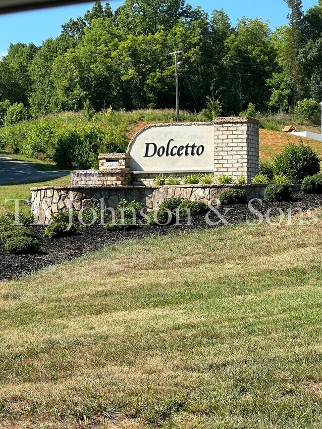 Building Photo - Spacious 4 Bedroom Home in Lexington – Modern Amenities and Comfort Await!