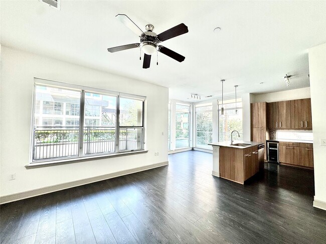 Building Photo - 2111 Westheimer Rd