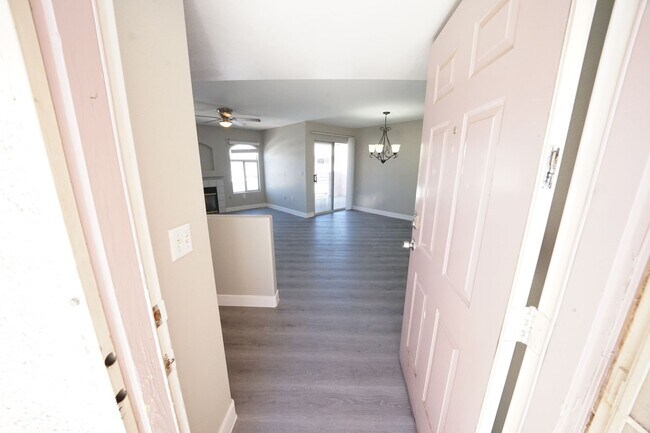 Building Photo - 4555 E Sahara Ave