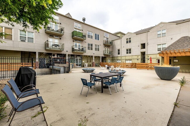 Building Photo - 837 E 17th Ave