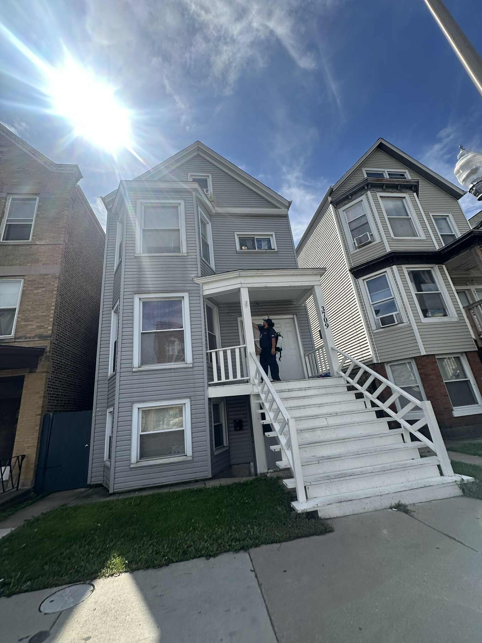 Building Photo - 3709 W Diversey Ave