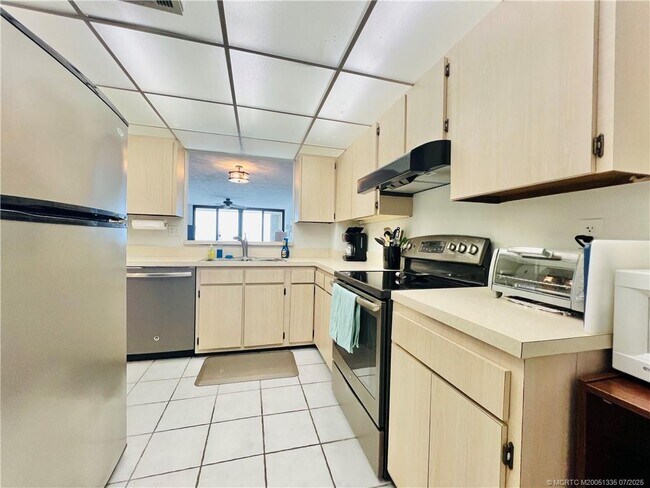 Building Photo - 10680 S Ocean Dr