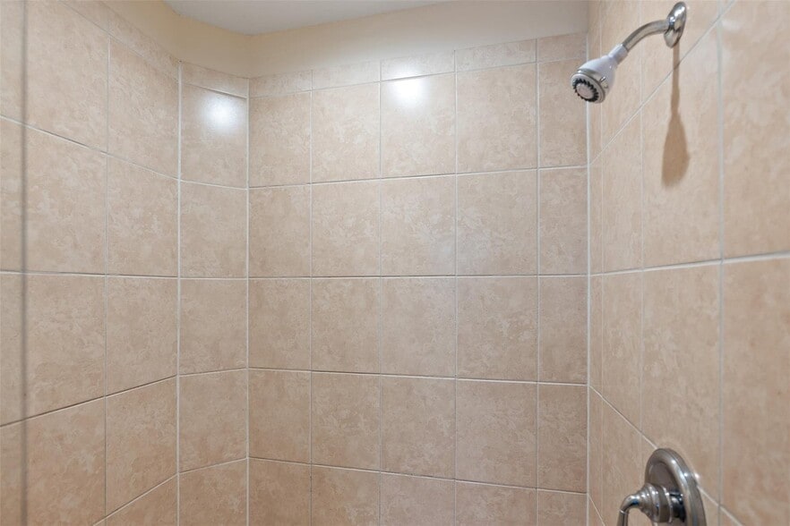 Building Photo - 6094 Live Oak Ct