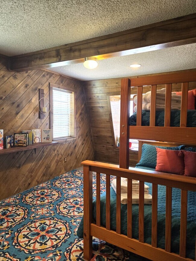 Building Photo - Large Three Bedroom Home Close To Midtown ...