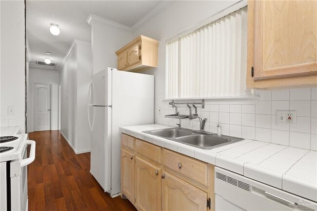 Building Photo - 1530 W Hall Acres Rd