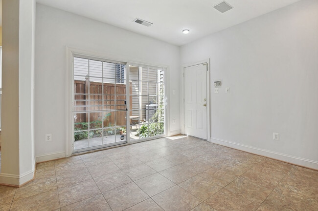 Building Photo - 557 Longhorn Crescent