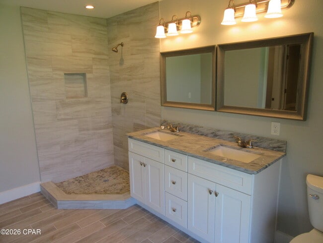 Building Photo - 2708 Amelia Ave