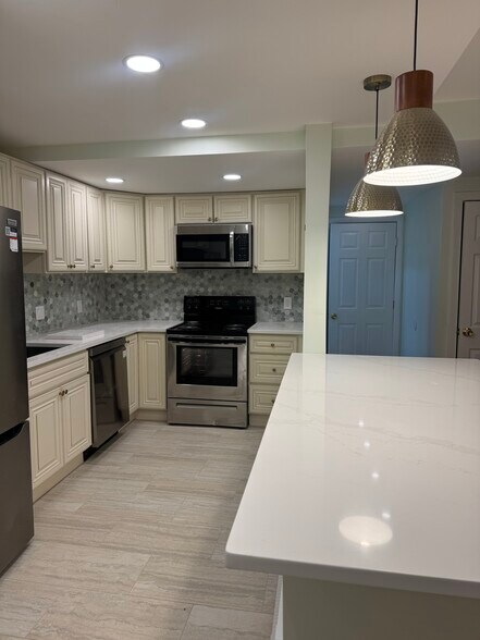 Building Photo - 10 Linda Ln