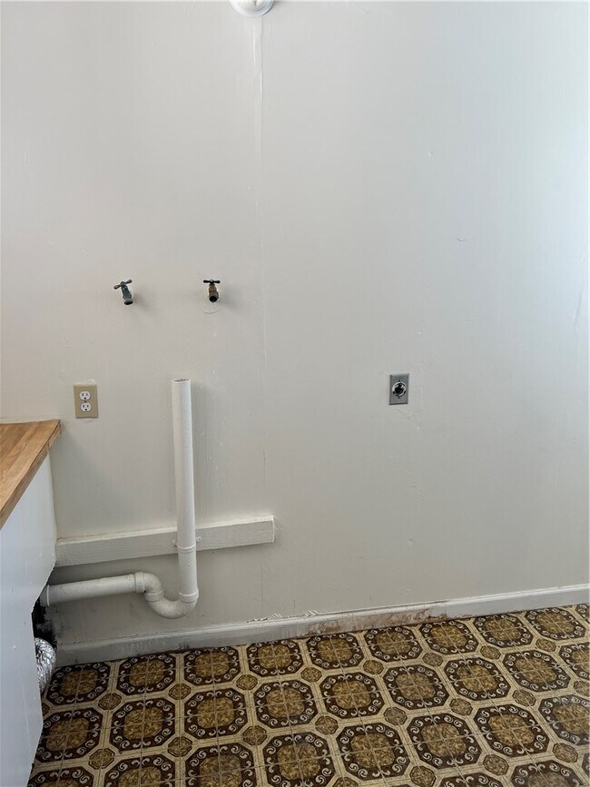 Building Photo - 2040 Swan Cove N