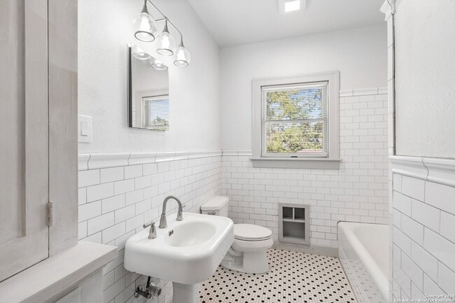Building Photo - 331 W Elsmere Pl
