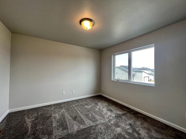 Building Photo - 4 Bed | 2 Bath | 2 Stall Garage | Single Family Home