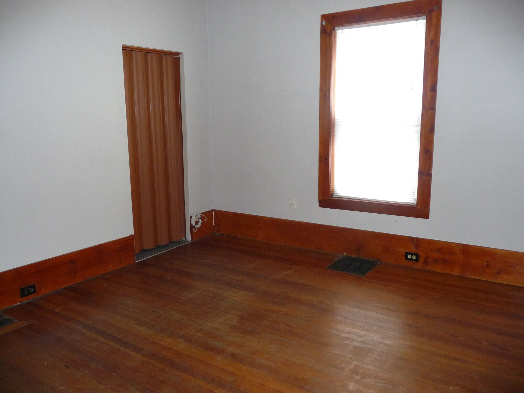bedroom on main level - 80 Orchard St