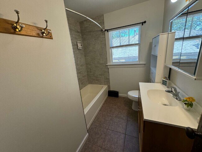 Building Photo - MODERN 3-BEDROOM HOME YOU DON’T WANT TO MISS!